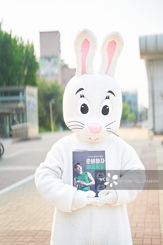 热浪，炎热，热浪，兼职工作，路边，交接，木偶剧图片素材