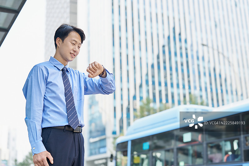 白领，30多岁，通勤，销售员，扣领衬衫图片素材