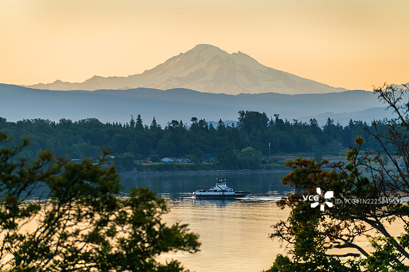 Lummi岛渡轮“Whatcom Chief”号正在穿越Hale海峡,从岛屿前往Gooseberry Point码头。图片素材