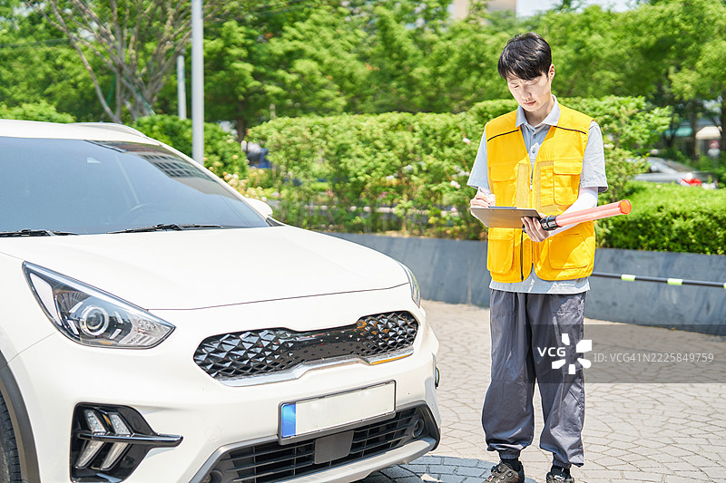 户外，炎热，停车场，停车标志，停车管理员图片素材