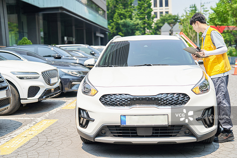 户外，炎热，停车场，停车标志，停车管理员图片素材