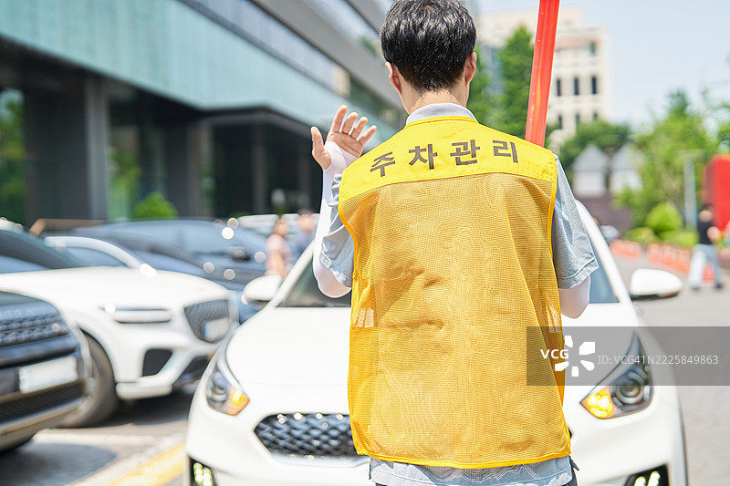 户外，炎热，停车场，停车标志，停车管理员图片素材