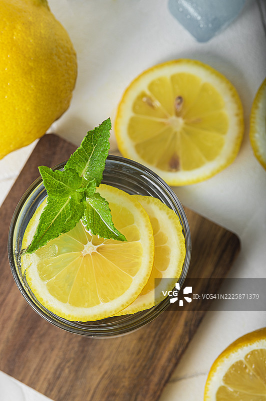 清爽的柠檬薄荷水，配冰块的玻璃杯 – 健康的夏季饮品图片素材