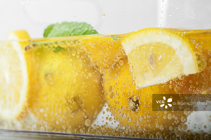 柠檬片和薄荷在气泡水中的特写 – 清新的夏季柑橘饮品图片素材