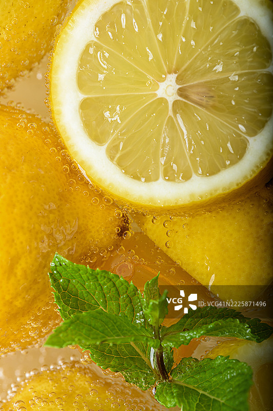 柠檬片和薄荷在气泡水中的特写 - 清新的夏季柑橘饮品图片素材