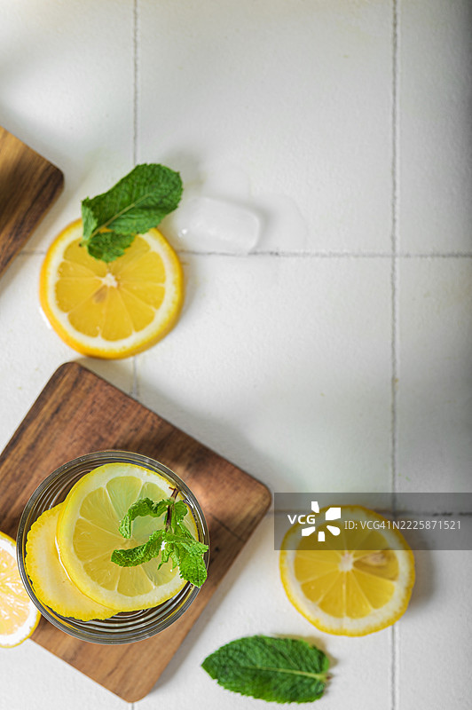 清爽的柠檬薄荷水，配冰块的玻璃杯 – 健康的夏季饮品图片素材