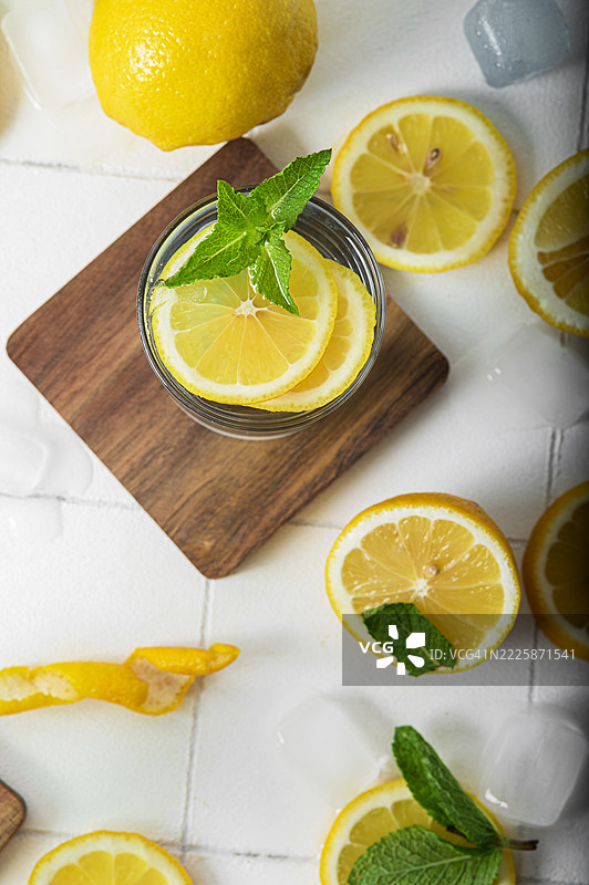 清爽的柠檬薄荷水，搭配冰块 – 健康的夏季饮品图片素材