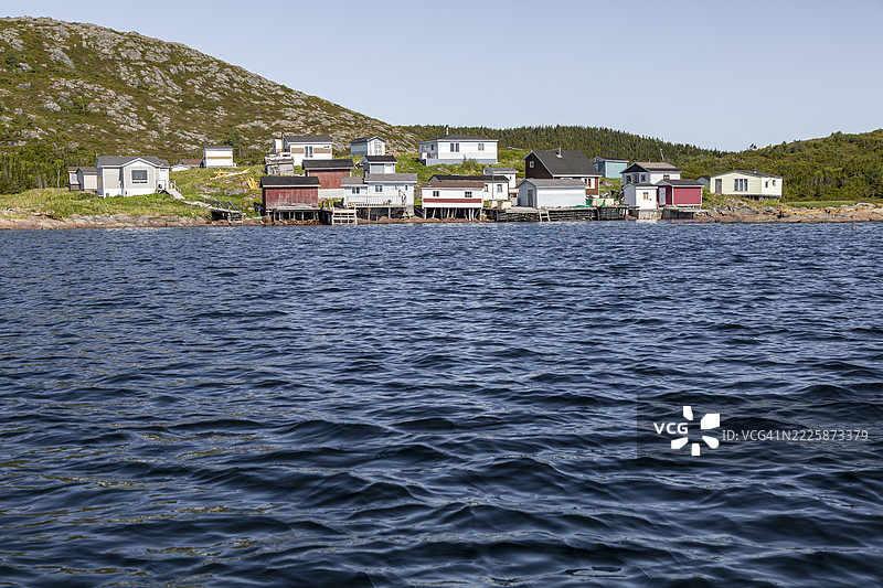 季节性的海边小屋位于荒野中图片素材