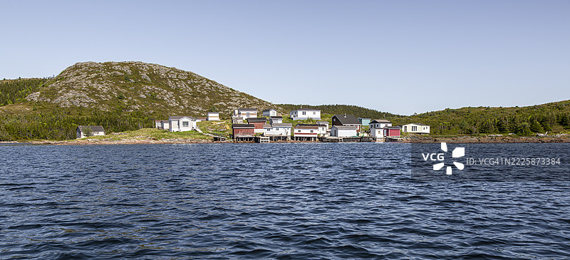 季节性的海边小屋位于荒野中图片素材