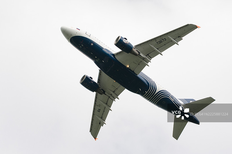 俄罗斯航空公司空客A319-111商业飞机在空中飞行,正在降落,航线为彼得罗巴甫洛夫斯克-堪察加机场至哈巴罗夫斯克新机场。图片素材