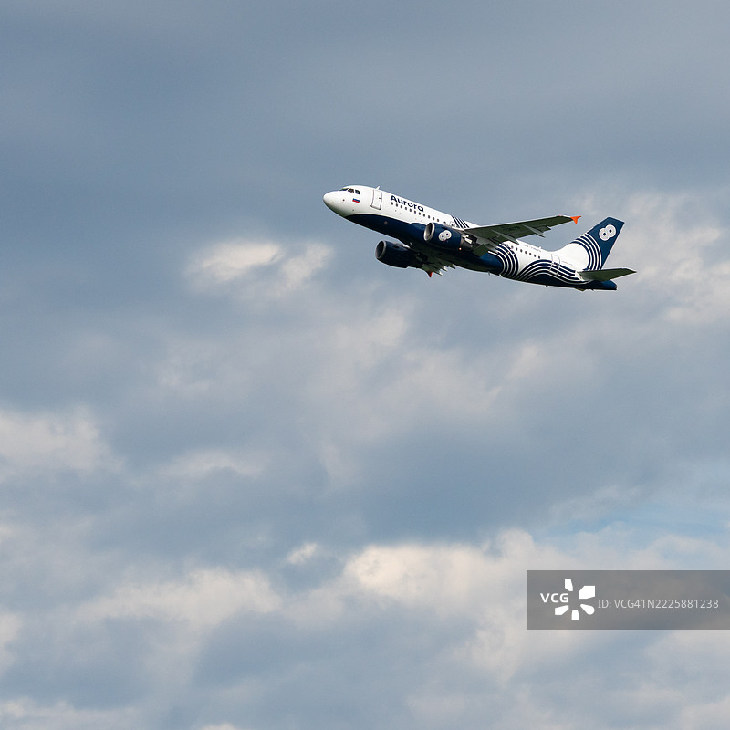 一架俄罗斯航空公司Aurora的空客A319-111商业飞机在壮丽的天空中飞行图片素材