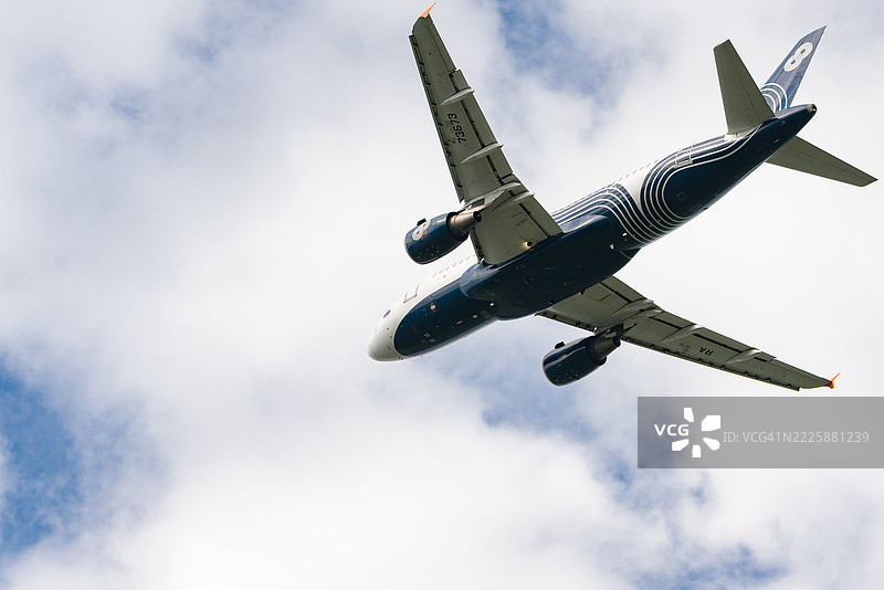 乘客飞机空客A319-111,尾号RA-73673,Aurora航班号SU5684图片素材