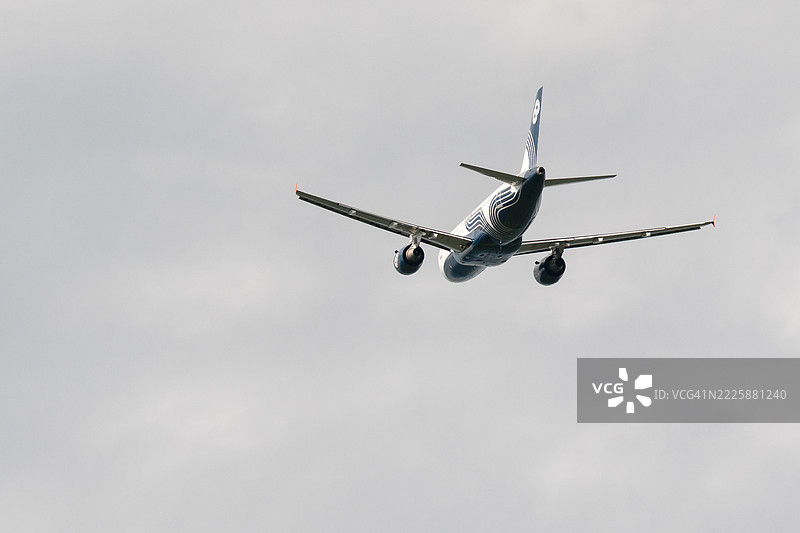 一架俄罗斯航空Aurora的空客A319-111从后方视角飞行并降落,航线为彼得罗巴甫洛夫斯克-堪察加机场PKC至哈巴罗夫斯克新机场KHV。图片素材