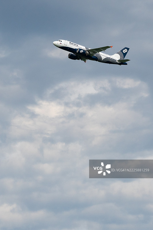 俄罗斯航空公司Aurora的空客A319-111客机在彼得罗巴甫洛夫斯克-堪察加至符拉迪沃斯托克航线降落。图片素材