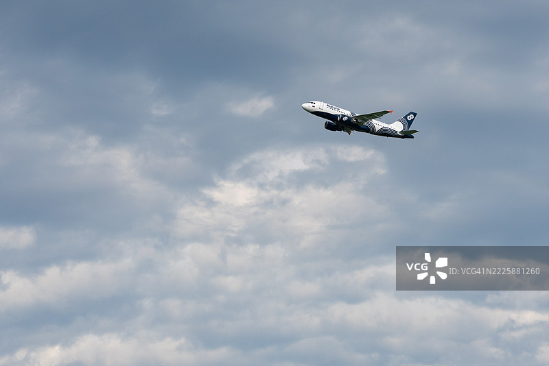 俄罗斯航空公司Aurora的商用客机空客A319-111，尾号RA-73679，在彼得罗巴甫洛夫斯克-堪察加至符拉迪沃斯托克航线飞行中降落。图片素材