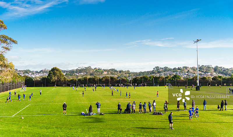 社区足球场在比赛日挤满了人。图片素材