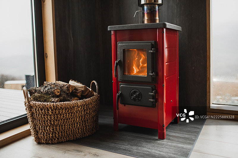小屋里的壁炉。家中温馨的角落，伴随着炉火的温暖。图片素材