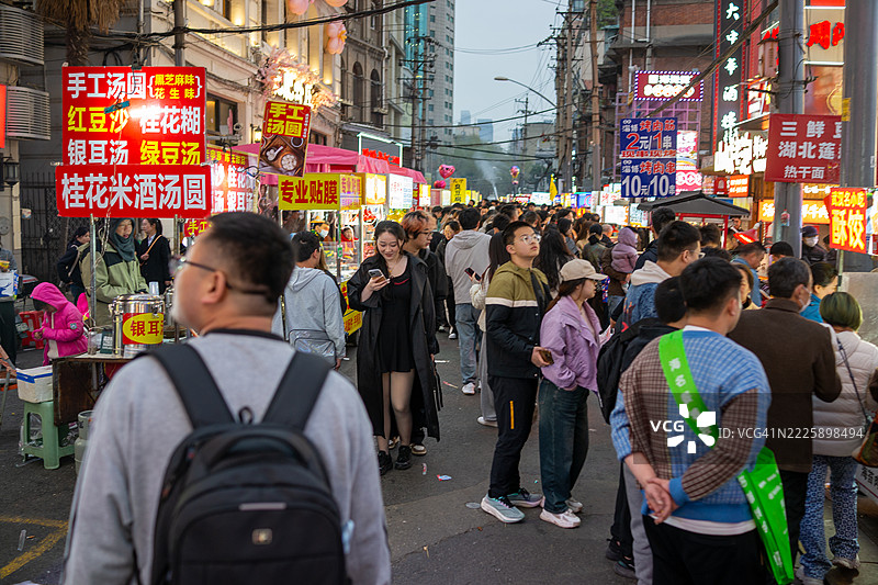 黄昏时分拥挤的武汉烟火巷美食街图片素材