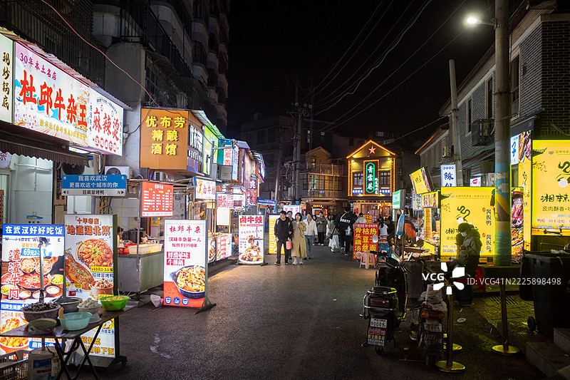 武汉黄昏时的美食街图片素材