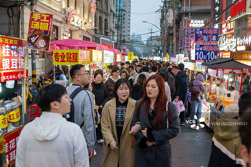 黄昏时分拥挤的武汉烟火巷美食街图片素材