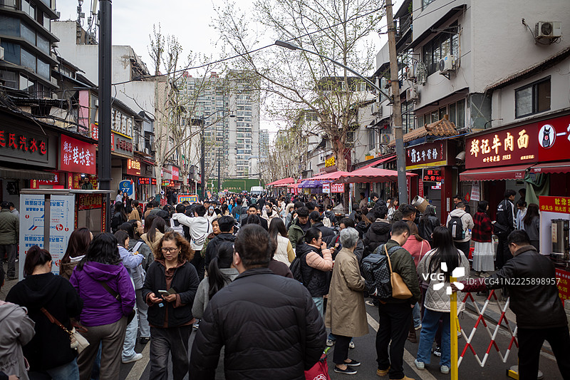 武汉热闹的户外早餐街景图片素材