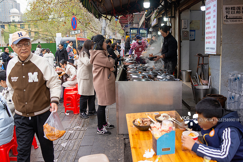 武汉热闹的户外早餐街景图片素材