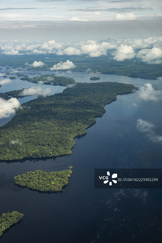 里奥内格罗及其河岛，远处是卡马瑙斯港和圣加布里埃尔达卡乔埃拉。图片素材