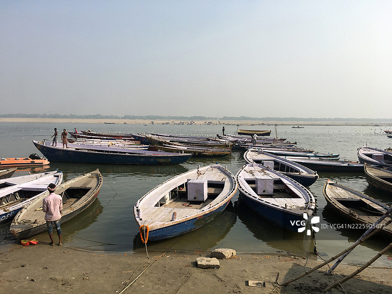 瓦拉纳西的码头上停泊着船只。图片素材