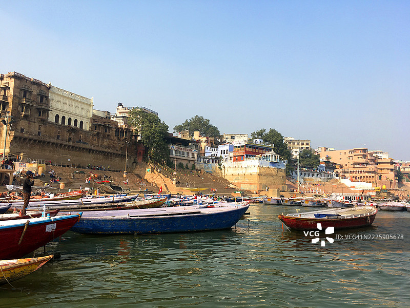 瓦拉纳西的码头上停靠着船只。图片素材