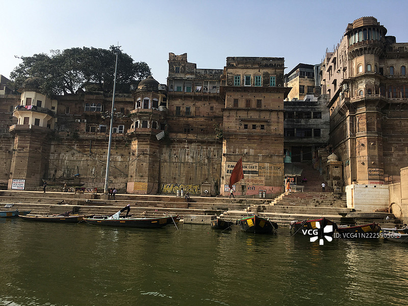瓦拉纳西的河岸热闹非凡。图片素材