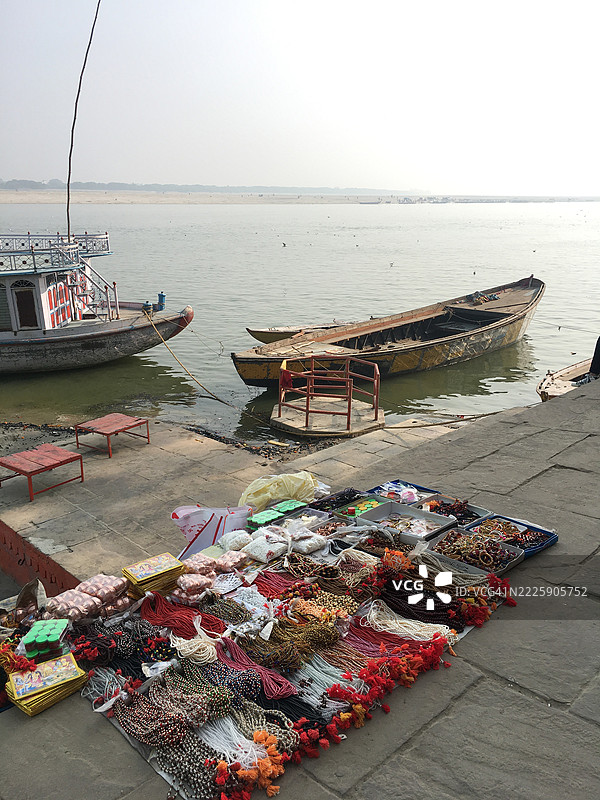 瓦拉纳西恒河码头的摊贩展示。图片素材