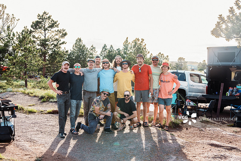 一群男性朋友在露营地进行攀岩旅行图片素材