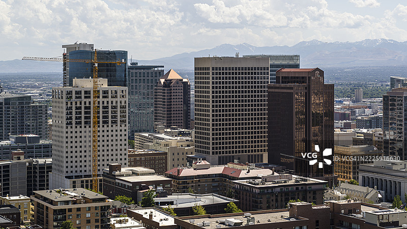 犹他州盐湖城的现代建筑。办公大楼和施工现场，背景是瓦萨奇山脉。图片素材