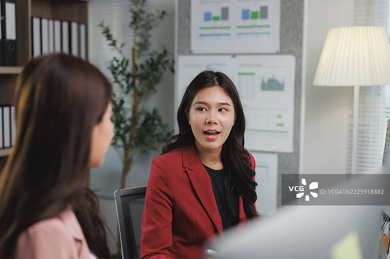 亚洲女商人在办公室讨论工作图片素材