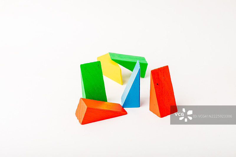 色彩斑斓的木块在动态排列中形成的抽象构图，象征着创造力与混乱。图片素材