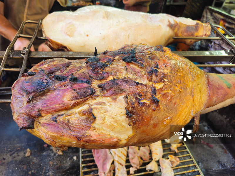 烤火腿在烤架上。图片素材