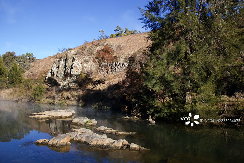 堪培拉澳大利亚首都地区乌里拉环路步道上的莫隆戈洛河图片素材