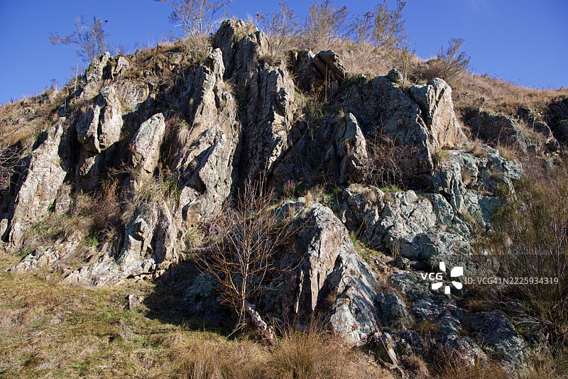 位于澳大利亚首都领地堪培拉的莫隆戈河旁的岩石悬崖突起，乌里拉环路步道图片素材