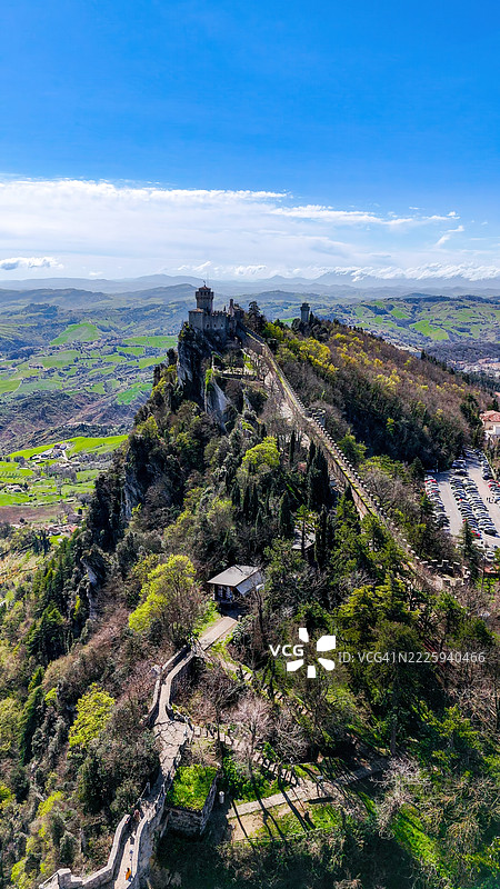 圣马力诺蒙特蒂塔诺的切斯塔塔的鸟瞰图，周围环绕着堡垒墙和全景山谷，是共和国的第二座中世纪塔楼，历史建筑和文化旅游主题。图片素材