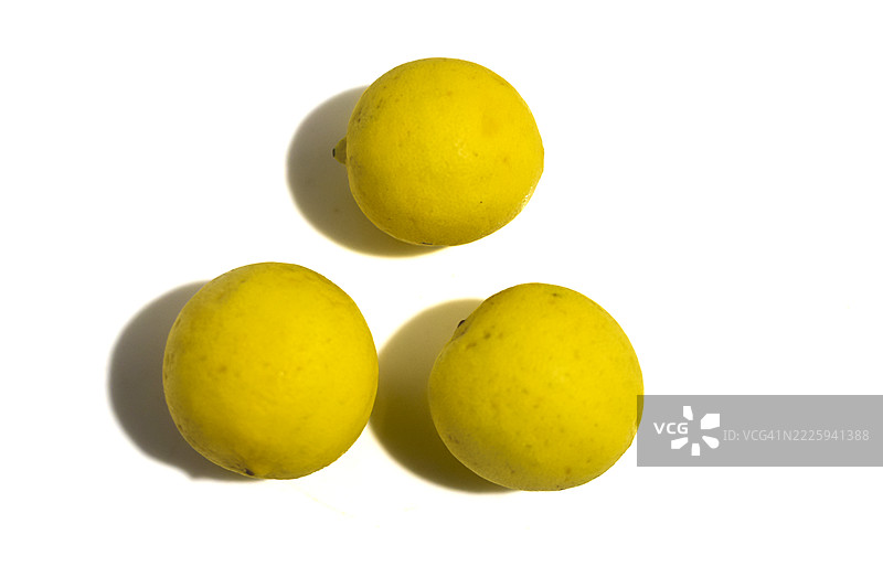 新鲜的黄色柠檬在白色背景上图片素材