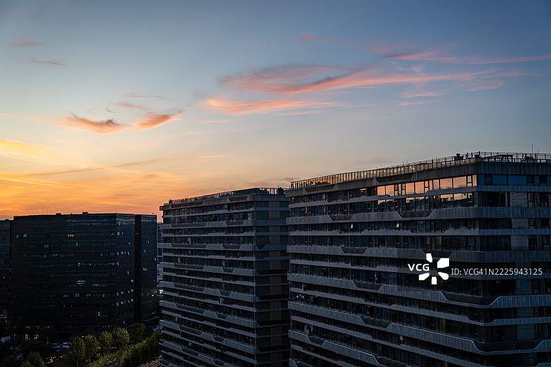城市建筑上的日落：城市与自然之美的融合图片素材