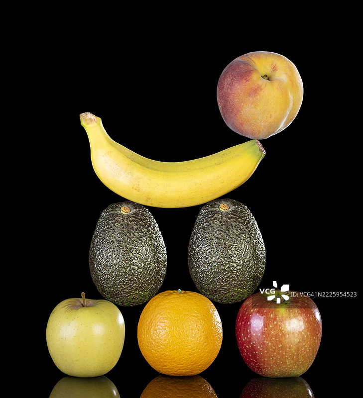 七种完整的新鲜水果，代表一周的每一天。图片素材
