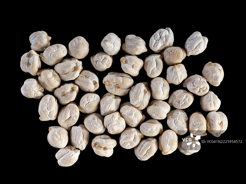 一堆生干鹰嘴豆在黑色背景上。图片素材