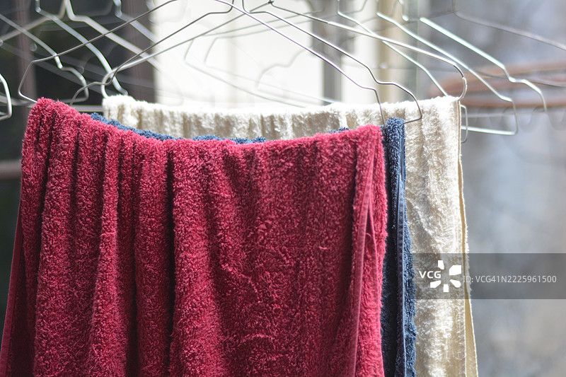 晾衣架上的五彩毛巾图片素材