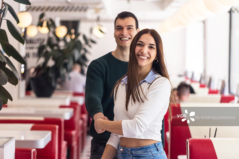 在复古餐厅里，快乐的舞蹈情侣共享温馨时刻图片素材