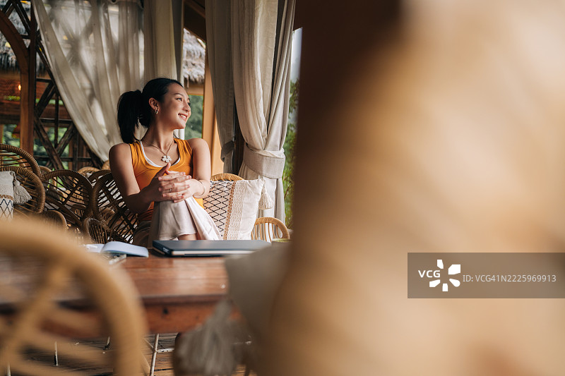 在舒适的远程工作环境中休息的专注专业人士图片素材