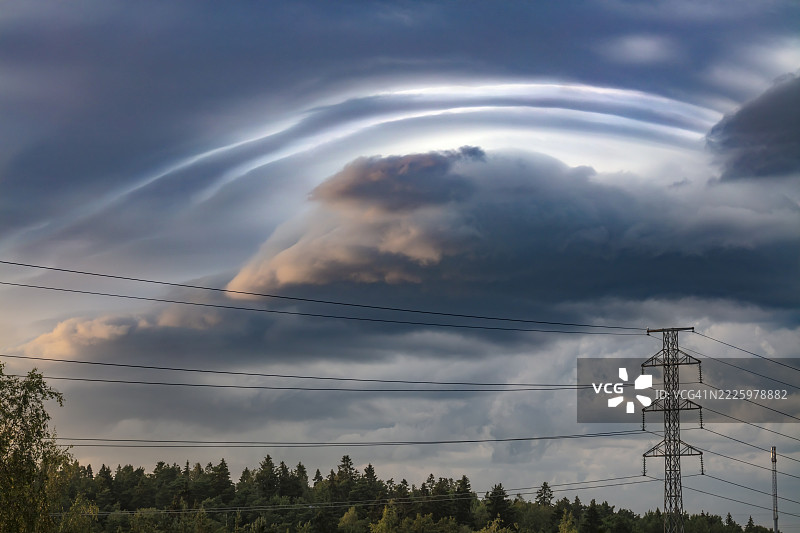 电力塔、电缆、戏剧性的雷暴、层云 - 股票照片图片素材