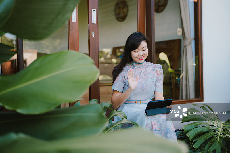 可持续宁静中的数字游牧生活方式图片素材
