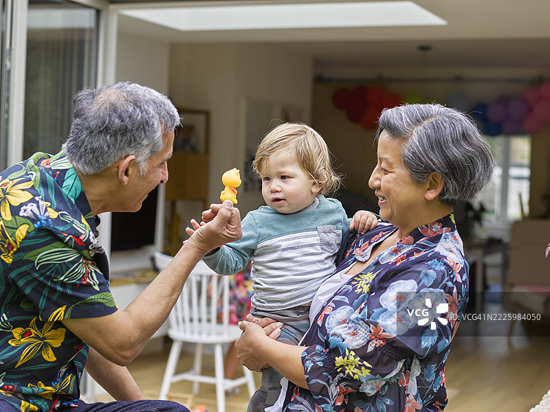 祖父母在户外与孙子玩耍图片素材