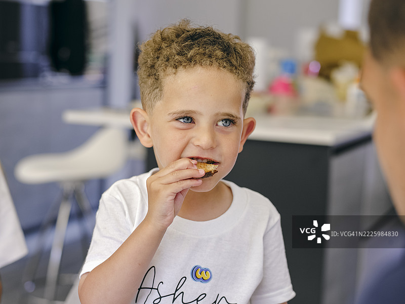 男孩在家吃零食图片素材